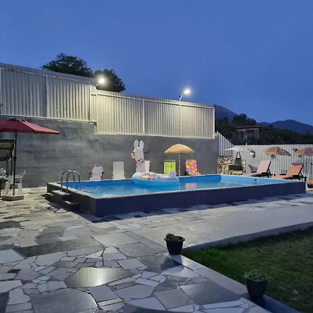 Villa Pool House Tare *
