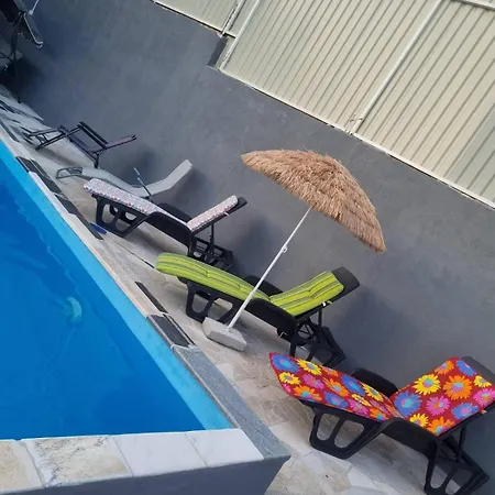 Villa Pool House Tare *